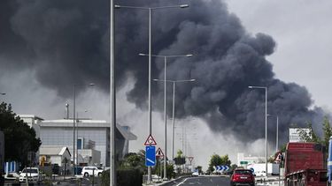 Motorists drive past a plume of smoke rising from a reported Iranian strike in the industrial district of Doha on March 1, 2026. US President Donald Trump said on February 28 that Iran's supreme leader Ayatollah Ali Khamenei was dead, after Israel and the United States launched an attack of unprecedented scale aimed at bringing down the Islamic republic.
Mahmud HAMS / AFP