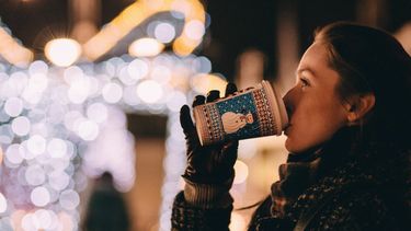 Een foto van een drinkende meid tijdens de kerstdagen