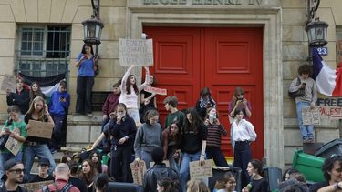 Protesters gather in front of the Henry IV high-school during a demonstration of high-school students as part of a nationwide protest movement over learning conditions, in Paris on October 6, 2026. Since late September, pupils have barred the entrances to hundreds of schools, complaining of teacher absences, overloaded timetables, dilapidated classrooms and buildings ill-adapted to rising temperatures, among other grievances.
GEOFFROY VAN DER HASSELT / AFP