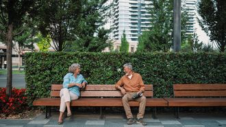 Een praatje met een vreemde kan je humeur verbeteren: waarom doen we het zo weinig?