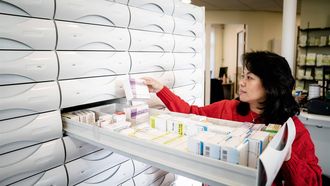 DEN HAAG - Een medewerker van een apotheek aan het werk. Mensen slikken vaak onnodig lang zulke medicijnen, concludeerden onderzoekers van onder meer het Radboudumc in Nijmegen eerder. ANP BART MAAT stressvol werk