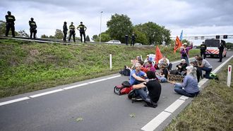 ZEVENAAR - Klimaatactivisten van Extinction Rebellion tijdens een blokkade van de snelweg A12. De activisten willen dat het kabinet stopt met 'subsidiëring van fossiele brandstoffen'. JOSH WALET / ANP