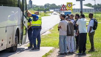 TER APEL -  Het Rode Kruis stopt met de hulpverlening op het voorterrein van het aanmeldcentrum in Ter Apel. Volgens de hulporganisatie kan dat voor zowel de hulpverleners als hulpvragers niet langer veilig. MARCEL J. DE JONG / ANP