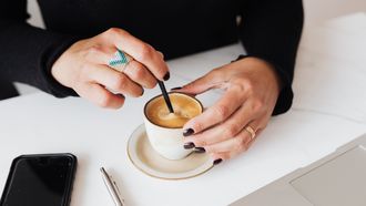 Je valt prima in slaap na koffie? Toch kan cafeïne je nachtrust verstoren