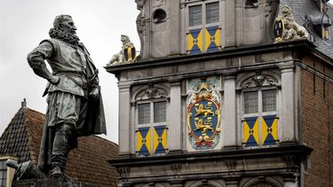 A statue of Jan Pieterszoon Coen, Dutch governor-general in the Dutch East Indies in the 17th century, on the Roode Steen in Hoorn, Thursday June 11. There is debate about statues related to the slavery past. ANP KOEN VAN WEEL