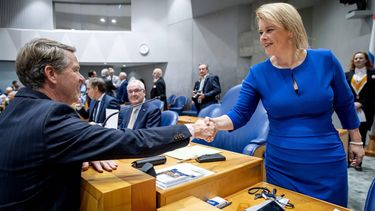 DEN HAAG - Martin Bosma (PVV) en Roelien Kamminga (VVD) tijdens de beediging als lid van de Tweede Kamer. ANP KOEN VAN WEEL