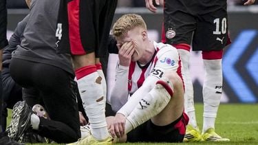 EINDHOVEN - Jerdy Schouten of PSV Eindhoven geblesseerd op de grond tijdens de Nederlandse Eredivisie wedstrijd tussen PSV en FC Utrecht in het Philips stadion op 4 april 2026 in Eindhoven, Nederland. TOBIAS KLEUVER / ANP
