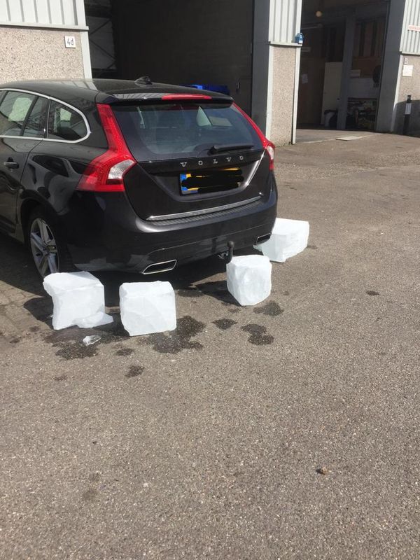foto van auto en ijsblokken