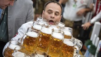 Oliver Strümpfel verbreekt wereldrecord bierpul dragen. Bron: AP