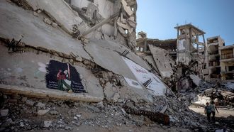 epaselect epa13249853 Children pass a mural by Palestinian artists depicting US rapper Macklemore on the ruins of homes in Gaza City, 19 September 2026. Macklemore was touring as a support act on Ed Sheeran's current Loop Tour but dropped from the tour on 14 September due to the rapper's pro-Palestinian comments.  EPA/MOHAMMED SABER