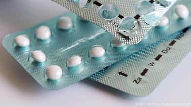 ZOETERMEER  - Bezuinigingen in de zorg. De anticonceptiepil voor vrouwen ouder dan 21 jaar verdwijnt uit het basispakket. Dit is een van de maatregelen, waarmee het demissionaire kabinet greep wil houden op de stijgende kosten in de gezondheidszorg. De wijzigingen gelden vanaf 2011. ANP XTRA LEX VAN LIESHOUT