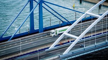 ROTTERDAM - Verkeer rijdt over de vluchtstrook van de Suurhoffbrug. Op de brug richting de Maasvlakte zijn scheuren geconstateerd, waarop er twee rijstroken zijn afgesloten. Bedrijven in de haven van Rotterdam verwachten flinke hinder van de beperkingen. ROBIN UTRECHT / ANP