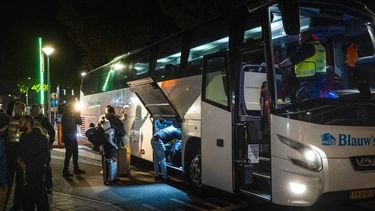 TER APEL - Asielzoekers stappen bij het aanmeldcentrum in een bus richting Stadskanaal. Omdat in de overvolle aanmeldlocatie in Ter Apel voor ongeveer dertig asielzoekers geen opvangplek beschikbaar is, worden zij naar Stadskanaal gebracht om te overnachten. JILMER POSTMA / ANP