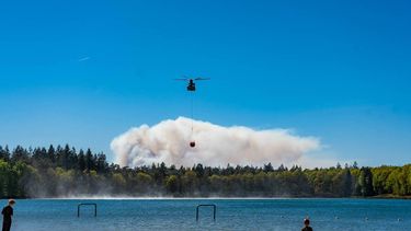 'T HARDE - Een Chinook-transporthelikopter van de Luchtmacht is ingezet om te helpen bij de bestrijding van een grote natuurbrand. De brand brak uit op een militair oefenterrein op de Veluwe en breidde zich snel uit. PERSBUREAU DE BREIJ / ANP
