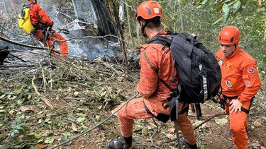 Handout picture released by the Rio de Janeiro Fire Departament showing firefighters working to put out a fire after a helicopter fell, killing four people, at the Tijuca National Park in Rio de Janeiro, Brazil, on August 8, 2026. 
Handout / Rio de Janeiro Fire Department / AFP
