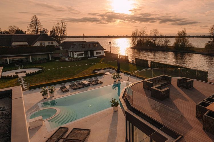Binnenkijken in de Nederlandse villa van Drake: 15 miljoen euro, privéstrand en twee zwembaden