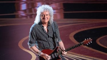 gitarist Brian May van Queen, meezingen