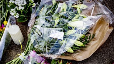 ROTTERDAM - Bloemen ter nagedachtenis aan het dodelijke slachtoffer van de messenaanval nabij de Erasmusbrug. De verdachte, de 22-jarige Ayoub M. uit Amersfoort, had twee grote messen bij zich. Het OM gaat uit van een terroristisch motief. ANP ROBIN UTRECHT