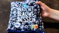 ILLUSTRATIE - Een zak met blauwe bessen in de vriezer. Het diepvriesproduct is mogelijk besmet met hepatitis A en het eten van de bessen kan gezondheidsklachten veroorzaken. Het gaat om AH Zakje met blauwe bessen van een kilo (diepvries) met de THT-datum 14-4-2026. ANP JEFFREY GROENEWEG