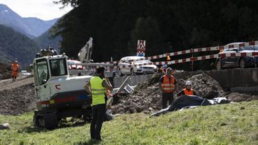 epa13231566 Construction workers discuss how to proceed at the scene of an accident involving a Dutch tour bus in Susch, in the canton of Grisons, Switzerland, 11 September 2026. Five people died and several others were injured after a tour bus crashed on the road between Susch and Zernez in the Engadin Valley on 10 September, according to a statement released by the Grisons cantonal police.  EPA/MICHAEL SCHMID