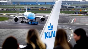 SCHIPHOL - KLM vliegtuigen op Schiphol. KLM heeft volgens de rechter met diverse groene claims in reclames consumenten misleid door in het verleden 