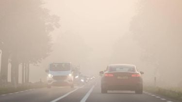 MAASDAM - Verkeer op een provinciale weg tijdens mist in heel het land. ANP JEFFREY GROENEWEG