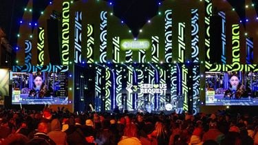 DEN BOSCH - Publiek op de avond dat Barend van Deelen, Sophie Hijlkema en Wijnand Speelman het Glazen Huis mogen verlaten. De 3FM-dj's zaten hier een week in opgesloten voor de actie Serious Request waarbij geld werd ingezameld voor Metakids, een organisatie die zich inzet voor kinderen met een metabole ziekte. ANP ROBIN UTRECHT