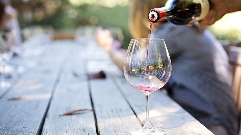 glas wijn in de tuin
