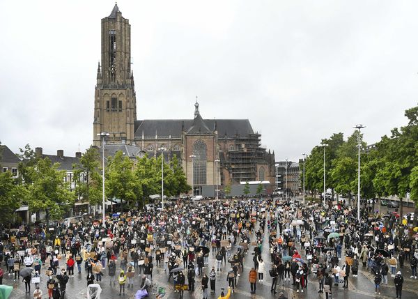 Op deze foto zie je protesten in Arnhem tegen racisme