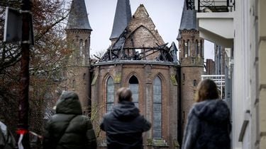 AMSTERDAM - De Vondelkerk is voor een groot deel verwoest. Het in 1880 opgeleverde kerkgebouw, niet ver van het Vondelpark, vloog tijdens de jaarwisseling in brand. De toren en een deel van het middengedeelte van de kerk zijn ingestort en een groot deel van het dak is naar beneden gekomen. De muren van het gebouw blijven wel staan, daar is geen instortingsgevaar meer. KOEN VAN WEEL / ANP