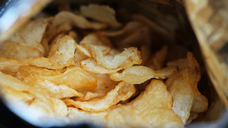 Waarom jij die zak chips na één chipje niet meer weg kunt leggen