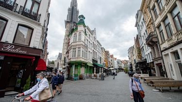 Een foto van een lege winkelstraat in Antwerpen