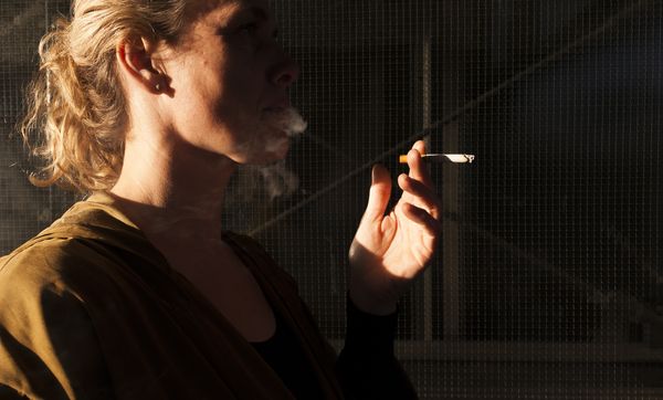 Een foto van een rokende vrouw