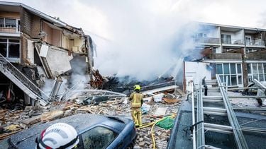 DEN HAAG - Een enorme ravage rond de portiekflat aan de Tarwekamp die na een explosie gedeeltelijk is ingestort. ANP JOSH WALET