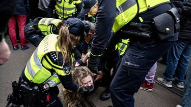 AMSTERDAM - Actievoerders worden aangehouden tijdens de Nationale Dodenherdenking op de Dam. Tijdens de Nationale Herdenking worden in Nederland de slachtoffers van de Tweede Wereldoorlog in Europa en in Zuidoost-Azie herdacht, en de slachtoffers van oorlogssituaties en vredesoperaties nadien, waarbij Nederland betrokken was. RAMON VAN FLYMEN / ANP