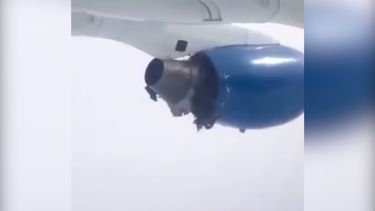 Passagier filmt loshangende vliegtuigmotor