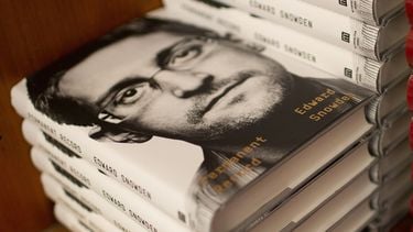 VS klagen klokkenluider Snowden aan om boek