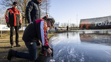 HAAKSBERGEN - Coordinator marathonschaatsen Geert-Jan Muskens van de KNSB meet de ijksdikte op de ijsbaan van IJSCH. Haaksbergen en Winterswijk lijken de voornaamste kandidaten voor de eerste marathon op natuurijs. ANP VINCENT JANNINK
