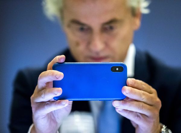 Een foto van Geert Wilders met zijn smartphone