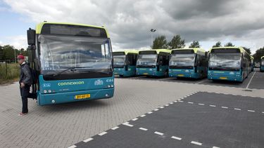 Bus bekogeld met stoeptegels, passagier gewond