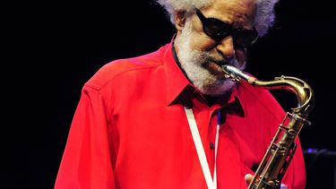 AMSTERDAM- Tenorsaxofonist Sonny Rollins treedt woensdagavond op nadat hij in Amsterdam de Concertgebouw Jazz Award 2010 uitgereikt heeft gekregen. Het is een oeuvreprijs voor een internationaal vermaarde jazzmusicus die jaarlijks wordt toegekend. ANP KIPPA FREEK VAN ASPEREN