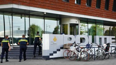 Exterieur van het politiebureau aan de Overkampweg in Dordrecht. 