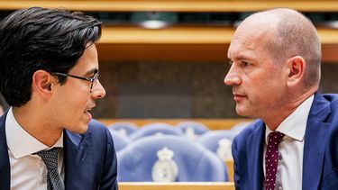 Op deze foto zie je Rob Jetten (D66) en Gert-Jan Segers (ChristenUnie) voorafgaand aan het debat over het kabinetsbesluit om de dividendbelasting te behouden.