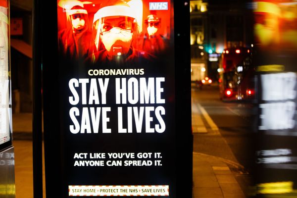 Een foto van een bord in Londen met de tekst stay home, save lives