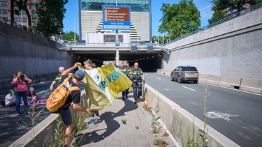 DEN HAAG - Klimaatdemonstranten van Extinction Rebellion tijdens een blokkade van de snelweg A12. In een verklaring meldt XR dat de blokkade een reactie is 