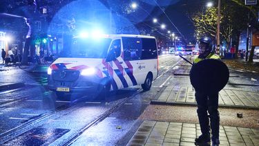 Op Plein 40-45 in Amsterdam-West vonden maandagavond ook al ongeregeldheden plaats.