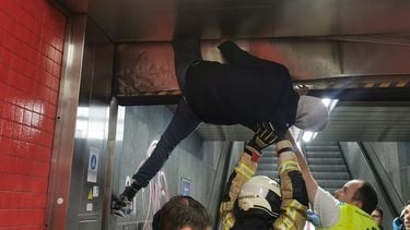 Brandweer Brussel, metrostation, man vast in rolluik