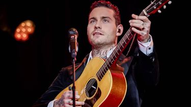 ARNHEM - Zanger Douwe Bob treedt op tijdens de uitreiking van de sportprijzen tijdens het NOC*NSF Sportgala. ANP ROBIN VAN LONKHUIJSEN