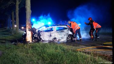 DEN HAM - Bij een verkeersongeval op de N983 bij het Groningse Den Ham zijn meerdere mensen ernstig gewond geraakt. Een personenauto kwam door nog onbekende oorzaak tegen een boom terecht. PERSBUREAU METER / ANP