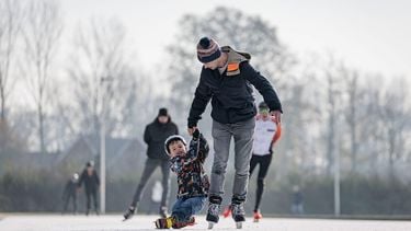 WINTERSWIJK -Kerstdagen, Liefhebbers schaatsen hun eerste rondjes op natuurijs. De Winterswijkse IJsvereniging heeft de 400-meterbaan recent wit gemaakt en dat heeft bijgedragen aan de eerste opening van het seizoen. ANP EMIEL MUIJDERMAN
